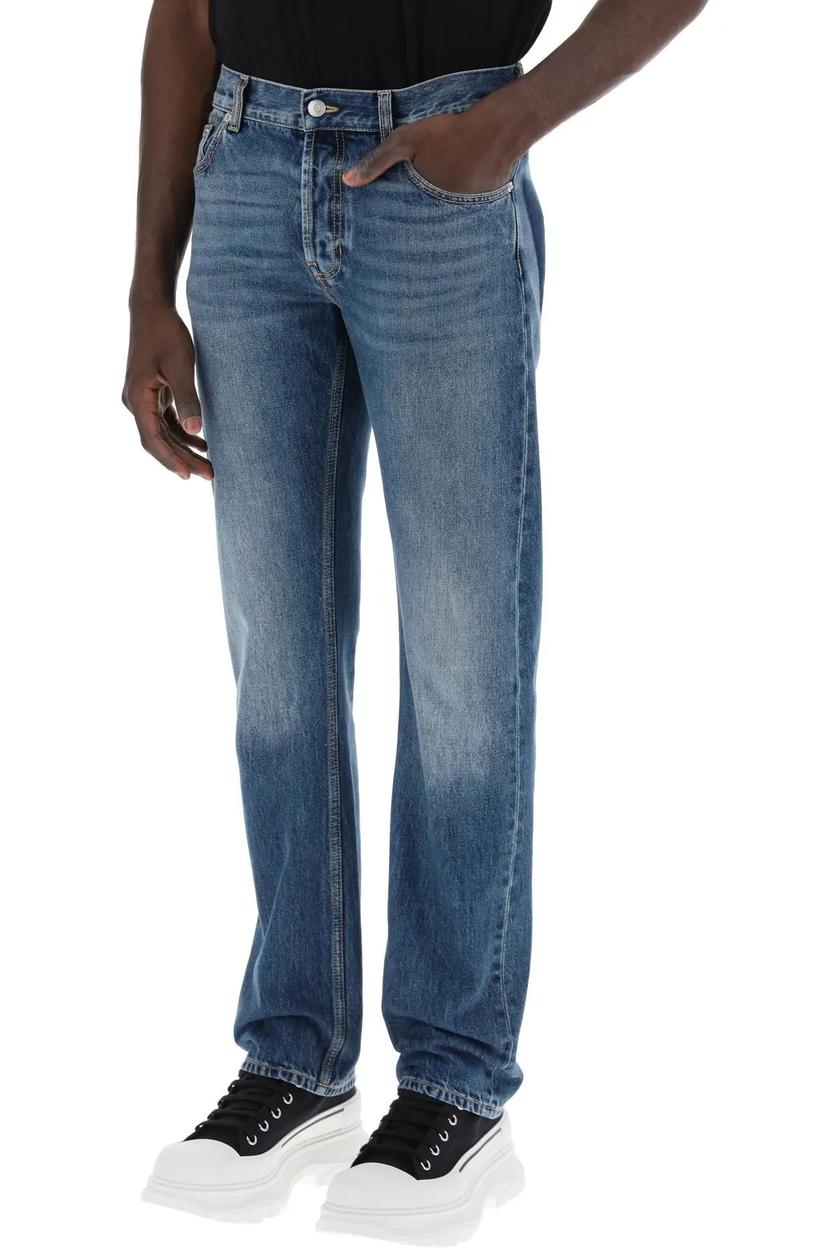 straight leg jeans with faux pocket on the back. 794082 QYAA5 BLUE WASHED